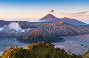 Para Penjaga Cincin Api: 9 Jantung Bumi yang Tak Pernah Tidur