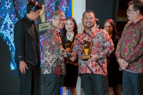 Bupati Gresik Raih 2 Penghargaan di Ajang Apresiasi Kinerja Pemerintahan Daerah