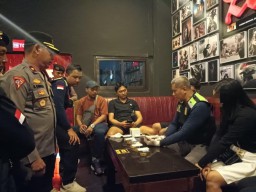Polres Kediri Razia Tempat Hiburan Malam Jelang Nataru, Pengunjung Dites Urine