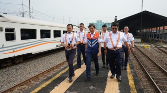 Puncak Nataru, Dirut KAI Turun ke Surabaya Pastikan Penumpang Nyaman