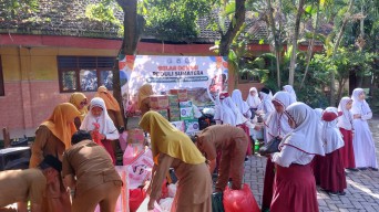 Siswa SD di Lamongan Ini Rela Nabung untuk Beri Donasi Korban Bencana Sumatra