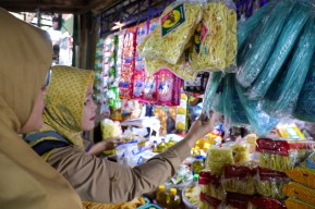 Mengulik Ketersediaan dan Harga Bahan Pokok Jelang Nataru 2025 di Surabaya