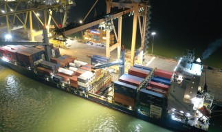 PT INKA Ekspor 3 Platform Lokomotif ke Australia Lewat Surabaya