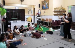 FIKOM UC Berbagi di Panti Asuhan, Kenalkan Iman Lewat Cara yang Menyenangkan