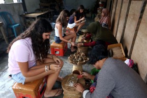 Foto: Turis Asing Jatuh Hati pada Gerabah Lombok