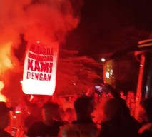 Aremania Hadang Bus Arema FC Usai Gagal Menang di Stadion Kanjuruhan Malang