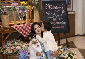 Kado Manis di Hari Ibu, Hotel Santika Pandegiling Ajak Anak Berkreasi