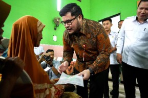 Mas Dhito Serahkan 5800 Sertifikat Tanah PTSL