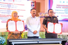 Pemprov Jatim Teken MoU Pidana Kerja Sosial dengan Kejati