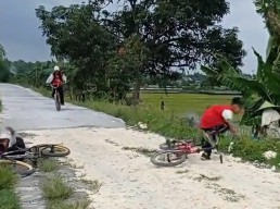Anak SD di Lamongan Kritik Satir Jalan Rusak Lewat Medsos, Lucu Bikin Gemes