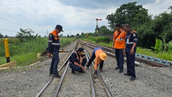 Perkuat Keselamatan Angkutan Nataru, Daop 7 Madiun Tinjau Daerah Rawan dan Perlintasan Ekstra