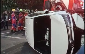 Sebuah Mobil Terguling di Jalan Kenjeran Surabaya, Pengemudi Mengantuk