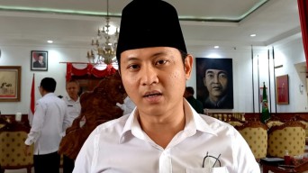 Bupati Trenggalek Berikan Uang Saku Kepada Siswa Yang Membawa Sampah