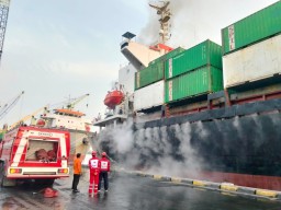 Kapal Kontainer Verizon Surabaya Terbakar saat Bersandar di Pelabuhan Tanjung Perak