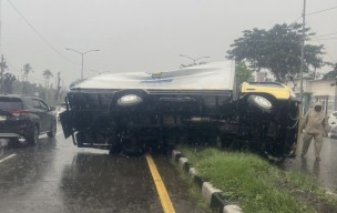 Truk Muatan Ayam dan Cumi Terguling di Kedung Cowek, Tim Rescue Pasarturi Evakuasi Cepat