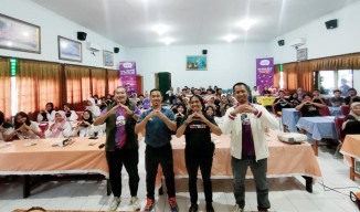 AXIS Latih Siswa SMAN 12 Surabaya Kuasai Teknologi AI Kreatif