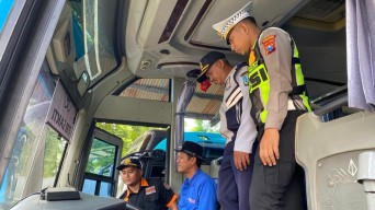 Pastikan Nataru Aman, Polres Lamongan Ramp Check dan Tes Urine Sopir Bus