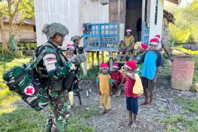 Natal di Yahukimo: Saat Topi Merah Marinir Warnai Senyum Bocah Papua