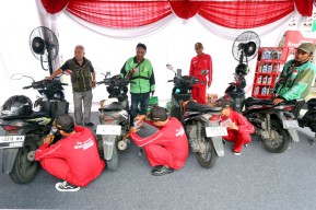 Foto: Potret Kesibukan Servis Oli Gratis Pertamina untuk Driver Ojol di Surabaya