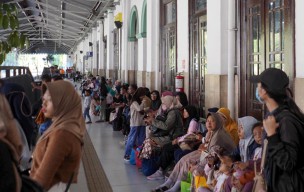 Nataru 2025: Commuter Line Surabaya Padat, Gubeng Jadi Titik Paling Sibuk