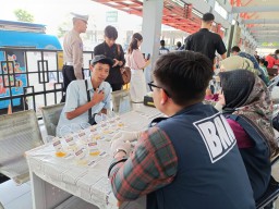 Petugas Lakukan Tes Urine Awak Bus di Terminal Gayatri Tulungagung, Ini Hasilnya