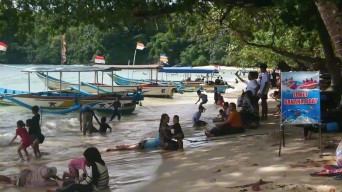 Libur Natal 2025, Wisatawan Padati Kawasan Pantai di Trenggalek