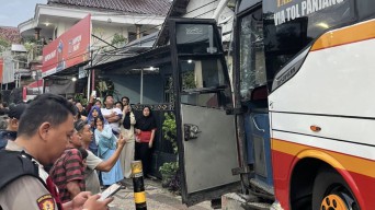 Bus Harapan Jaya Ngeblong di Simpang Muning Kediri, Tabrak Mobil hingga Rumah