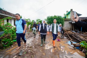 Khofifah Pastikan Penanganan Banjir Situbondo Dilakukan Cepat dan Terpadu