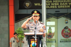 Momen Haru saat Kapolres Gresik AKBP Rovan Richard Mahenu Pimpin Apel Terakhir