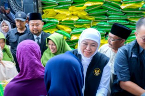 Bupati Yani dan Gubernur Khofifah Hadiri Pasar Murah di Banjarsari Gresik