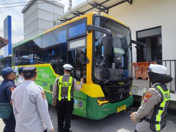 Sopir Bus Trans Jatim Ugal-ugalan di Gresik Ditindak Tegas Polisi