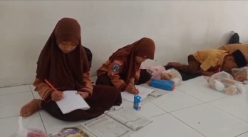 Banjir Belum Surut, Siswa SDN Somosari Lamongan Terpaksa Belajar di Musala