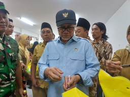 Menko Zulhas Borong Sembako saat Kunjungi KDMP Doyomulyo Lamongan