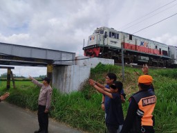 Pencurian Baut Jalur Rel Kereta Api di Blitar Digagalkan Warga