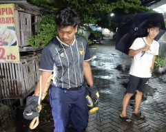 Masuk Kandang Ayam Warga, Ular Kayu 2 Meter Dievakuasi Damkar Kediri
