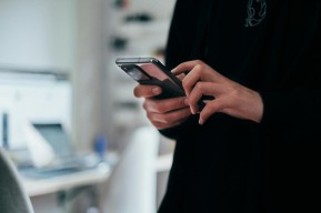 Paradoks Gen Z: Paling Paham Finansial, Paling Rentan Terjerat Pinjol