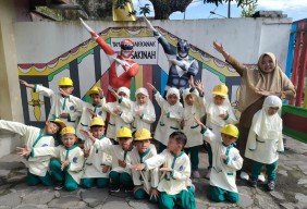 Petugas SPPG Kebonsari Jember Kenakan Kostum Power Rangers Saat Antar MBG