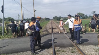 Lansia Tewas Tertabrak KA Brantas di Perlintasan Tanpa Palang Pintu Kras Kediri
