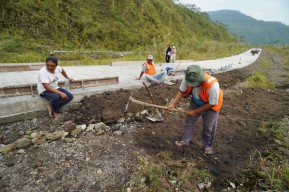 Mas Dhito Instruksikan Pembangunan Jalan Menuju Kawah Gunung Kelud Dilanjutkan