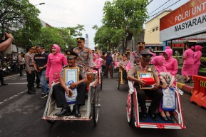 26 Personel Polres Tulungagung Purna Bakti, Dilepas dengan Tradisi Naik Becak