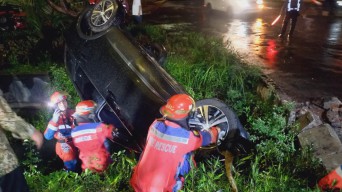 Mobil Terjun ke Sungai di Mulyorejo, Tim Rescue Damkar Surabaya Lakukan Evakuasi