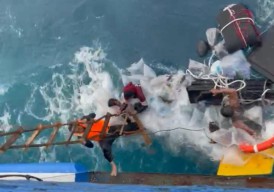 Detik-detik Evakuasi 18 ABK KM Puji Manunggal Sejati di Tengah Laut