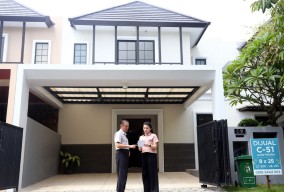Graha Natura Surabaya Tawarkan Rumah Eksklusif dengan Kolam Renang Privat