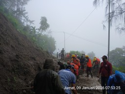 Tebing 35 Meter Jalur Wisata Bromo Via Malang Longsor