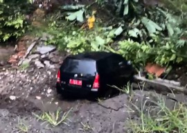 Tebing Longsor, Mobil Plat Merah Pemkab Jember Terseret ke Sungai