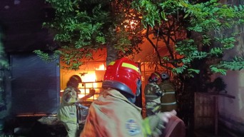 Rumah Dua Lantai di Sawahan Surabaya Terbakar, Enam Penghuni Alami Luka Bakar