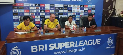 Berada di Peringkat Atas, Persib Bandung Enggan Remehkan Persik Kediri