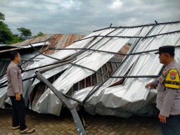 Bencana Angin Kencang di Tulungagung Rusak Ratusan Rumah
