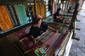 Foto: Desa Sukarara, Pusat Tenun Songket Berkelas dari Lombok