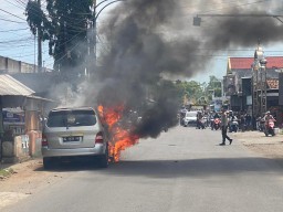 Diduga Korsleting, Mobil di Tulungagung Terbakar